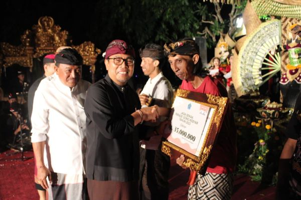 Parade Gong Kebyar dan Kesenian Klasik