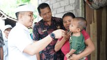 Wabup Ipat Berbagi Bantuan Bapak Asuh pada Anak Stunting Bapak Asuh pada Anak Stunting