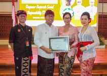 Wawali Arya Wibawa Serahkan Penghargaan Denpasar CSR/TJSL Tahun 2023 Penghargaan Denpasar CSR