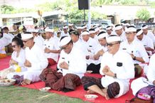 Pemkot Denpasar Gelar Karya Pemahayu Jagat di Pantai Padang Galak Karya Pemahayu Jagat