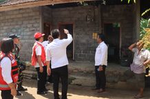 Wabup Ipat Serahkan Bantuan Material Warga Korban Pohon Tumbang erahkan Bantuan