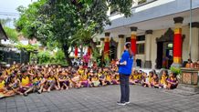 Sambut Hari Raya Saraswati, “Pustakeling Ayang Ebeb” Gelar Mesatua di SD 1 Peguyangan Pustakeling