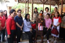 Menteri PPA RI Serahkan Anjangsana Kepada Veteran Perempuan di Denpasar Anjangsana