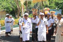 Bupati Tamba Ikuti Rangkaian Pujawali Pura Niti Praja Pemkab Jembrana Pujawali