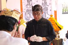 Wali Kota Jaya Negara Ngayah Nyanggingin pada Upacara Metatah Massal Banjar Jabapura Desa Padangsambian Klod Metatah Massal