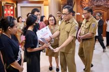 Wali Kota Jaya Negara Serahkan Bantuan Kontribusi Pelatihan Penanganan Kemiskinan Ekstrem Pelatihan Penanganan Kemisikinan Ekstrem