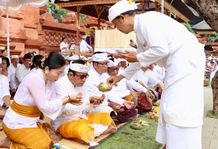 Wali Kota Jaya Negara Ikuti Persembahyangan Hari Saraswati di Pura Agung Jagatnatha Hari Saraswati