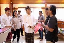 Wali Kota Jaya Negara Kembali Serahkan Bantuan Sosial Pasca Bencana Bantuan Sosial