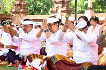 Wawali Arya Wibawa Hadiri Persembahyangan Tumpek Landep di Pura Agung Loka Natha Tumpek Landep