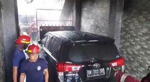 Mobil Ketua DPRD Karangasem Terbakar, TKP Dipasangi Garis Polisi Kebakaran