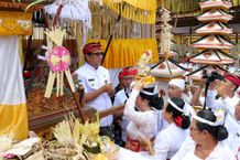 Nedunan Ida Bhatara di Padmasana Eedan Karya Agung Panca Wali Krama di Kantor Bupati Tabanan Kantor Bupati Tabanan