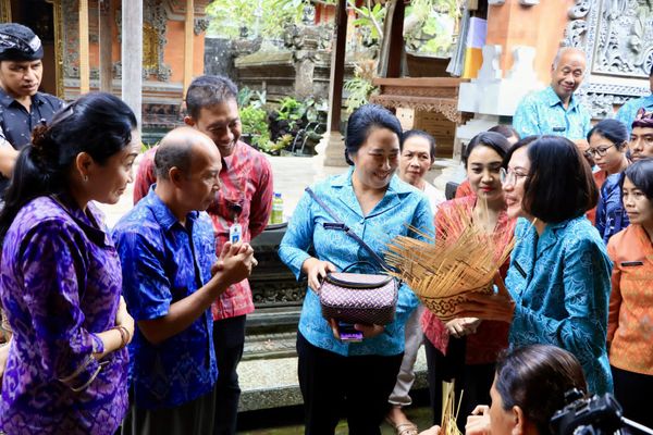 Pengrajin Bambu Khas Bangli Pengrajin Bambu Khas Bangli