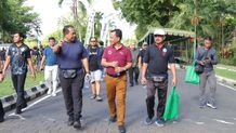 Kunjungi Pasar Murah, Pj Gubernur Bali Tanya Harga dan Pasokan ke Pedagang Pasar Murah