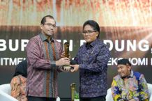 Bupati Giri Prasta Terima Penghargaan Inovasi Membangun Negeri Tahun 2023 Giri Prasta