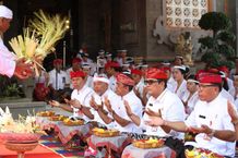 Rahina Saraswati, Bupati Tabanan Bersama Jajaran Gelar Persembahyangan di Padmasana Kantor Bupati Rahina Saraswati,