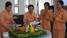 Dharma Wanita Persatuan Jembrana Lombakan Nasi Tumpeng dan Vas Toga Tumpeng