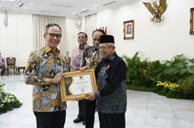 OJK Raih Predikat Badan Publik Informatif Terbaik 2023 OJK