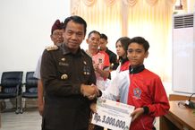 Pj Bupati Lihadnyana Serahkan Bonus Kepada Atlet Berprestasi Bonus Atlet
