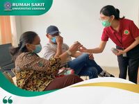 Peringati Hari Ibu, RS Unud Bagikan Susu Kepada Pengunjung Unud