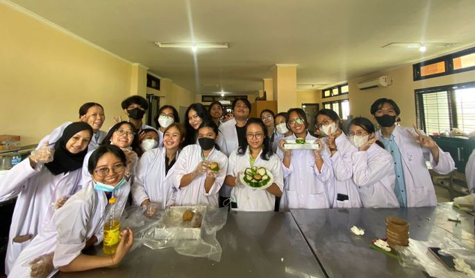 Prodi Teknologi Pangan Unud Gelar Praktikum Pangan Tradisional Bali