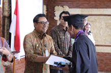 Sebanyak 30 Peserta Sekolah Lansia Wreda Harum Mahottama Desa Tegal Harum di Wisuda Wisuda