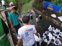 Antisipasi Banjir Musim Penghujan, Desa Pemecutan Kelod Bersama Perbankan dan Masyarakat Bersihkan Tukad Teba bersih sungai