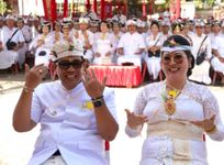 Bupati Sanjaya Bersama Istri dan Jajaran Ngelungsur Pawintenan di Kantor Bupati mewinten sari