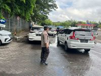 Polres Bandara Ngurah Rai Tertibkan Kendaraan yang Parkir Sembarangan parkir
