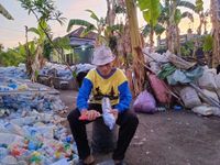 Kisah Pengumpul Barang Bekas di Buleleng Bisa Kuliahkan Dua Anak Sampai Sarjana Dewa Gede Sutama Saputra