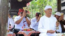 Bupati Sanjaya Sembahyang Bersama dengan Pekaseh dan Kelian Subak Abian Tabanan di Pura Luhur Batukau subak