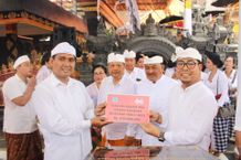 Wali Kota dan Wakil Wali Kota Denpasar Hadiri Upacara Melaspas, Mecaru dan Mupuk Pedagingan Serangkaian Karya Banjar Abian Kapas Tengah Karya Ngenteg Linggih