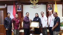 Pj. Gubernur Bali Serahkan Penghargaan dan Bonus Asian Games pada Desak Rita dan Sanggoe Darma Tanjung Bonus Atlet