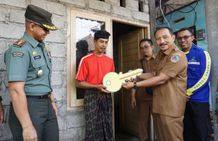 Pj Bupati Jendrika Serahkan Bedah Rumah di Nyalian Bedah Rumah