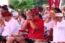 Bupati Sanjaya Hadiri Persembahyangan Bersama Pemelaspasan Pelinggih di Kantor Sekretariat DPRD Tabanan DPRD