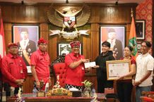 Bupati Tabanan Berikan Penghargaan Kepada Pemuda Juara Terbaik Perlombaan Patung Salju di Harbin-China Bupati Tabanan