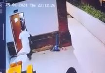Rekaman Video Pria Tendang Pintu Beredar, Diduga di Kawasan Fasilitas Pura Agung Besakih CCTV