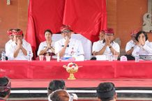 Mengawali Tahun Baru Bersama Masyarakat, Bupati Sanjaya Ngupasaksi Karya Atiwa-tiwa di Dua Desa di Tabanan Desa