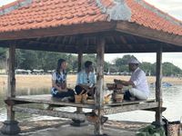 Gibran dan Istri Kunjungi Pantai Mertasari Gibran