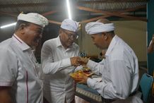 Sekda Alit Wiradana Hadiri Malam Renungan Suci Siwaratri bersama Penyandang Tuna Netra Malam Renungan