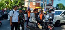 Ganggu Ketertiban, Satpol PP Tertibkan Pedagang dan Parkir Liar di Dusun Sanglah Barat Tertibkan Pedagang