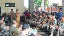 Bupati Jembrana Jalani Tes Urine Bersama Ratusan Tenaga Kontrak Pol PP Jembrana Tes Urine
