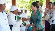 Candrawati Tamba Serahkan Punia Sembako Bagi Ratusan Pemangku Se-Jembrana Punia Sembako