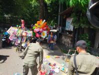 Satpol PP Kota Denpasar Tertibkan Pedagang di Jalan Surapati Denpasar Tertibkan Pedagang