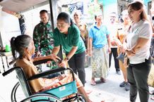 Antari Jaya Negara Kembali Serahkan Bantuan Kursi Roda Kepada Lansia di Dua Kecamatan bantuan kursi roda