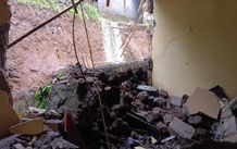 Pondasi Rumah Amblas, Kamar Tidur Gede Dana Jebol Jebol