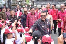 Dapat Banyak Ide dan Gagasan Inovatif, Bupati Sanjaya Antusias Berkantor di Desa Kantor di Desa