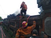 Kebakaran Hanguskan Dua Pelinggih Pura Dadia di Karangasem Kebakaran