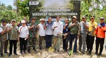 Upaya Nyata Jaga Lingkungan, Sekda Dewa Indra Hadiri Penanaman Pohon Serentak Bersama KLHK RI di Blimbingsari Penanaman Pohon