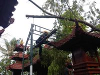 Angin Kencang Terjang Karangasem, Kerusakan Bangunan Rumah Hingga Pura Pohon