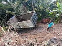 Lintasi Jalur Sempit, Truk Material Terperosok Kedalam Jurang Truk ke Jurang